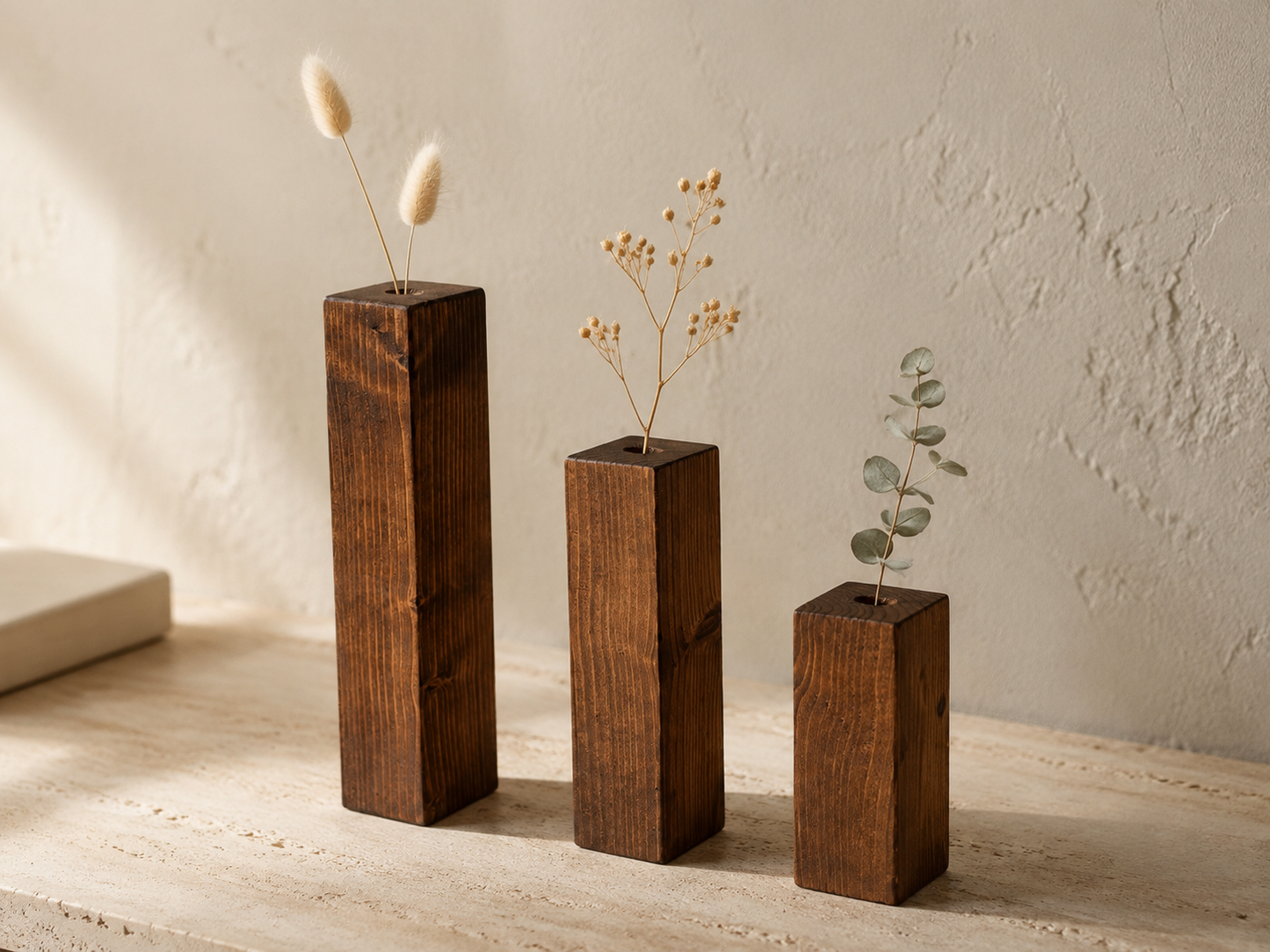Set de 3 vases en bois de sapin peint foncé de tailles différentes