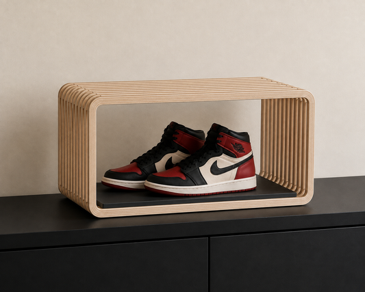 Présentoir à sneakers en bois ajouré, lamelles de contreplaqué de bouleau et plateau Valchromat noir