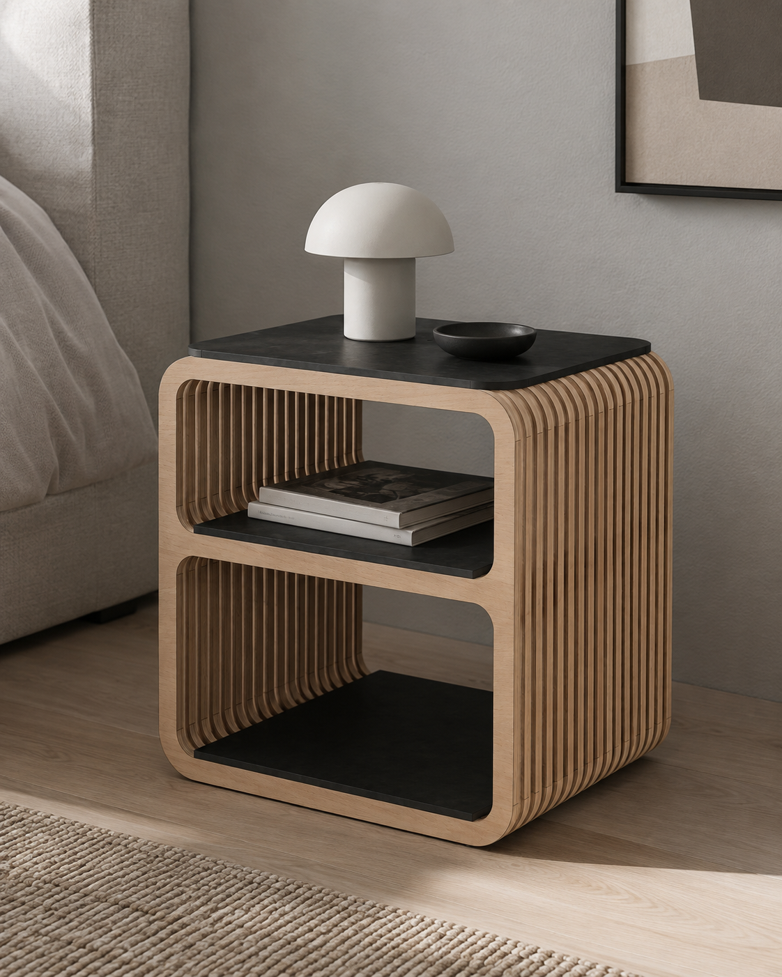 Table de chevet en bois ajouré avec plateau et étagères en Valchromat noir, dans une chambre