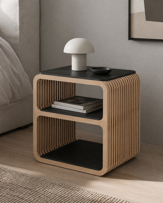 Table de chevet en bois ajouré avec plateau et étagères en Valchromat noir, dans une chambre