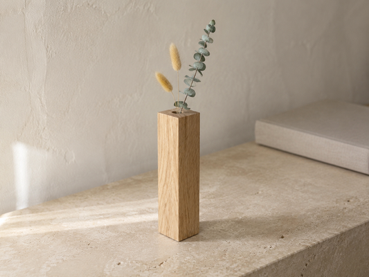 Vase en bois en chêne avec fleurs séchées