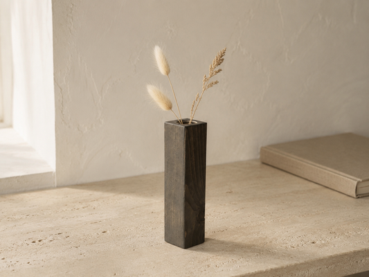 Vase en bois sapin peint foncé avec fleurs séchées