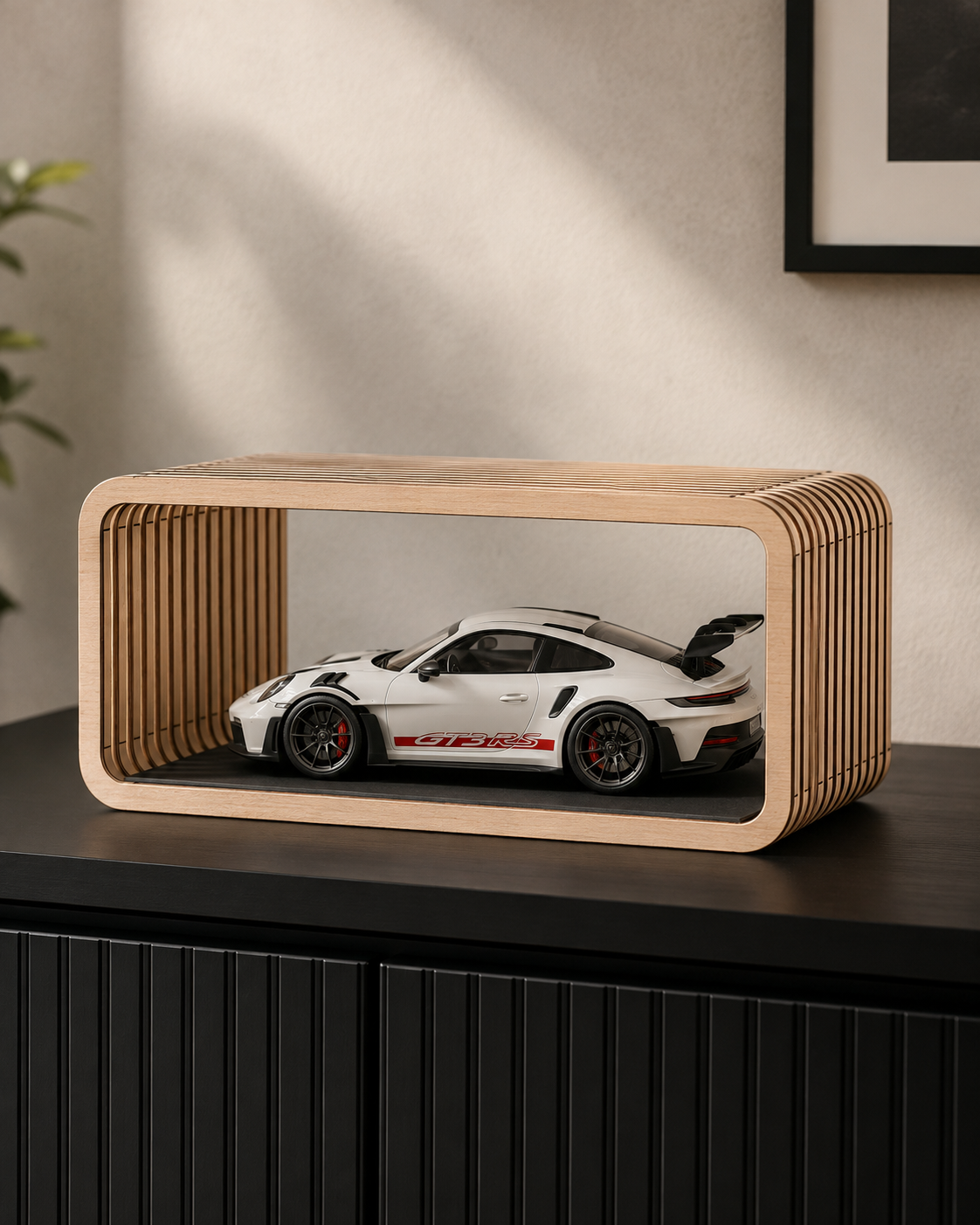 Présentoir en bois ajouré avec une voiture miniature à l'échelle 1/18