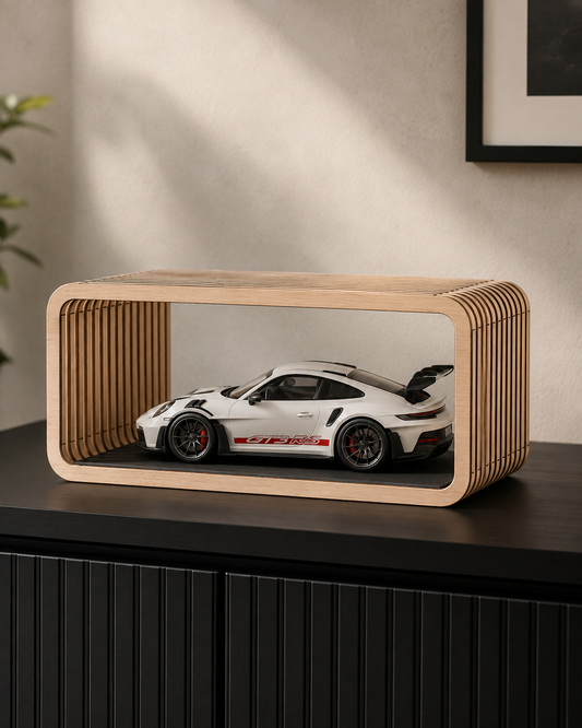 Présentoir en bois ajouré avec une voiture miniature à l'échelle 1/18